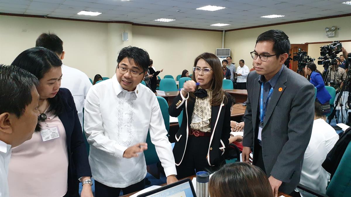 side meeting side meeting