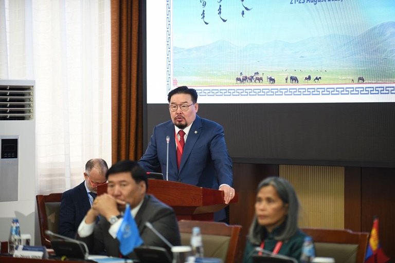 Honourable Zandanshatar Gombojav, Chairman of the State Great Hural Parliament and Chair of the Asia-Pacific Parliamentarian Forum on Global Health, addresses parliamentarians at the Forum.